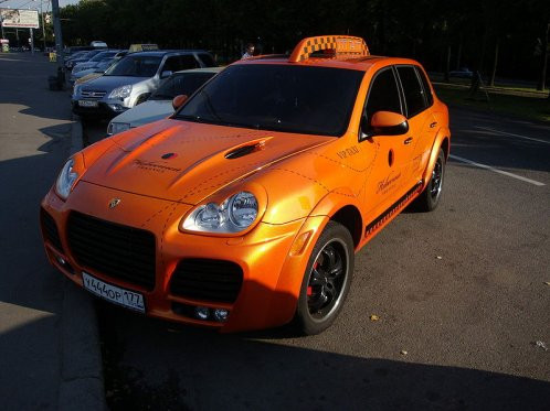 Một siêu xe khác bạn dễ dàng nhận thấy trên đường phố Moscow là Porsche Cayenne. Màu sơn màu cam nổi bật của siêu xe này giúp cho các đại gia nhận biết dễ dàng.