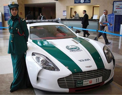 Góp mặt trong đại gia đình cảnh sát Dubai còn có Aston Martin One-77 được hỗ trợ động cơ V12 7.3L đạt tốc độ tối đa 354 km/h. Chiếc xe cũng chỉ mất 3,5s để tăng tốc từ 0-100 km/h.
