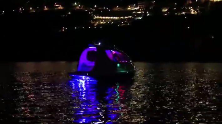 Du thuyền còn được trang bị dàn đèn LED rực sáng giữa trời đêm.
