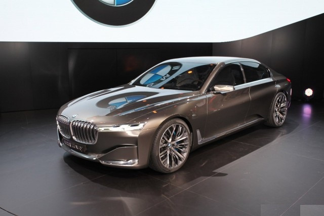Dòng sedan hạng sang BMW Vision được phun sơn Platinum Bronze màu đồng tạo mang vẻ đẹp quyến rũ. Xe trang bị nhiều công nghệ tiên tiến nhất của hãng nhằm phục vụ tối đa nhu cầu của khách hàng.