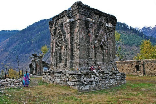 Đền thờ nổi tiếng thờ nữ thần sông Sarasvati nằm bên bờ sông Neelum, vùng Kashmir Pakistan bỏ hoang từ lâu là nơi du khách tìm đến mỗi khi đến với đất nước này. Sau khi bày tỏ lòng thành kính của mình, du khách thường quyên góp tiền cho các tổ chức hỗ trợ người dân nước này thoát khỏi đói nghèo.