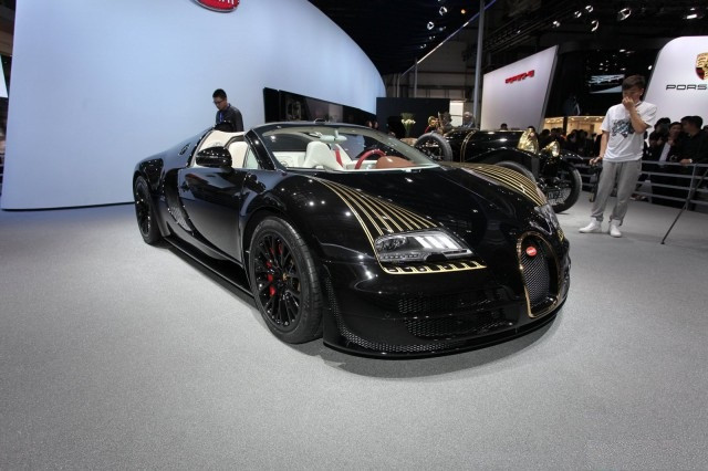 Một trong số các phiên bản đặc biệt của Bugatti, chiếc Bugatti Veyron Grand Sport Vitesse sản xuất với số lượng chỉ 3 chiếc góp mặt tại triển lãm Bắc Kinh