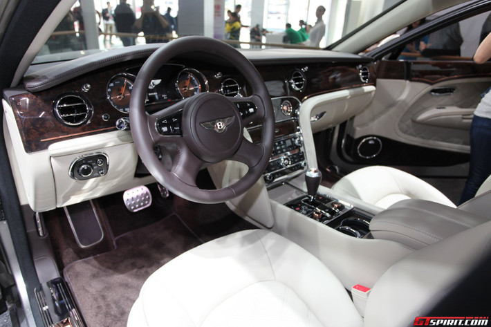Nội thất bọc da sáng màu cùng bảng điều khiển ốp gỗ mang lại cá tính riêng cho dòng xe Bentley hybrid mới.