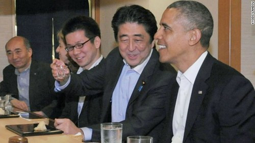 Cuộc gặp này nằm trong chuyến công du 3 ngày của Tổng thống Obama đến Nhật Bản. Cả hai đều rất vui vẻ khi trò chuyện cùng nhau trong cửa hàng sushi nhỏ Sukiyabashi Jiro.