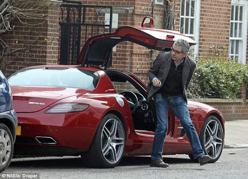 Mới đây nhất, người dân London đã thấy Rowan lái chiếc Mercedes-Benz SLS AMG đỏ đi mua sắm. Chiếc xe được ước tính có giá 331 nghìn USD.