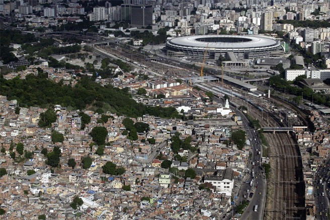 Sân vận động Maracana nằm ở trung tâm thành phố Rio de Janeiro được nâng cấp lên gần 80 nghìn người, xây dựng cách không xa khu ổ chuột của thành phố này.