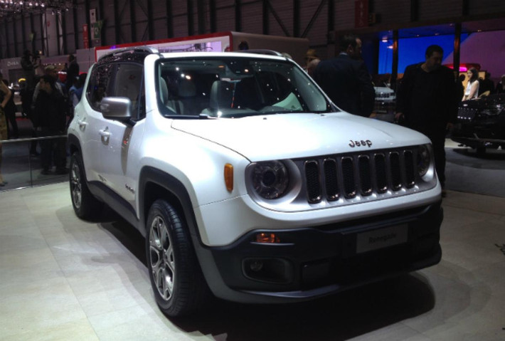 Chiếc Jeep Renegade hầm hố trang bị 2 động cơ 4 xilanh mạnh mẽ dành cho dân ưa du lịch tới những nơi có địa hình phức tạp. Phiên bản lần này có thiết kế gầm cao phù hợp với địa hình nhiều nước trong đó có Việt Nam.