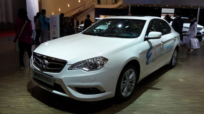 Tập đoàn Beijing Automotive Industry Co (BAIC) có cổ phần thuộc nhà nước Trung Quốc đang hợp tác với Daimler, một tập đoàn nắm giữ nhiều công ty lớn hàng đầu nước Đức chuẩn bị cho ra mắt mẫu xe "mang đẳng cấp thế giới" vào năm 2025 hoàn toàn mang thương hiệu Trung Quốc. BAIC hiện đang rất xông xáo trong việc "thâu tóm" một hoặc nhiều công ty ô tô hàng đầu tại châu Âu.