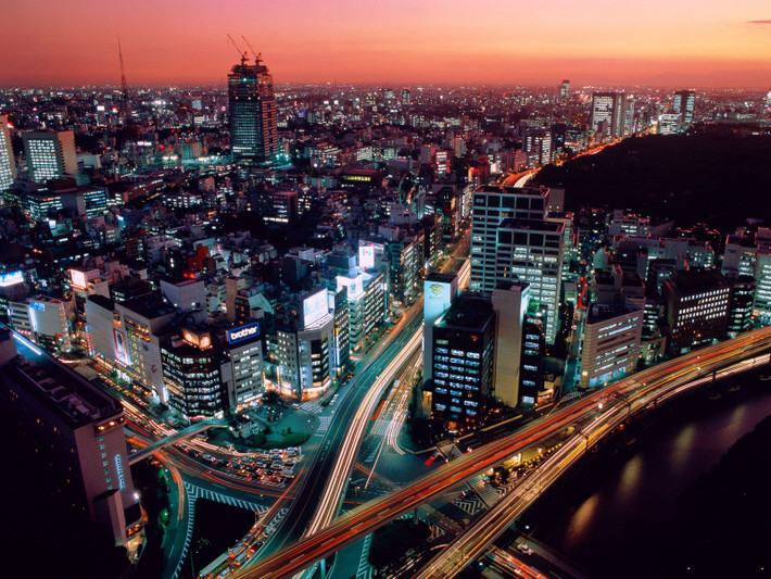 Cũng giống với New York, thủ đô Tokyo, Nhật Bản là thành phố có mật độ dân cư cao nhất châu Á. Người dân thành phố này thường phải chật vật làm việc để đáp ứng số tiền thuê nhà trung bình khoảng 6,3 nghìn USD/tháng với căn hộ 120 m2.