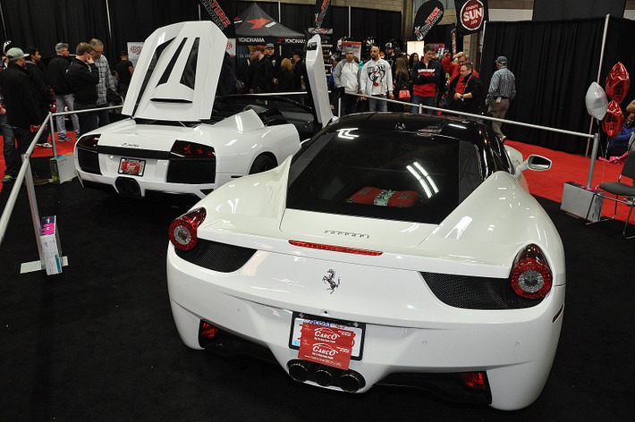 Hai mẫu xe hàng đầu thế giới Lamborghini và Ferrari được "vô tình" xếp cạnh nhau tạo nên cuộc cạnh tranh khốc liệt giữa 2 dòng xe nổi tiếng nhất thế giới này.