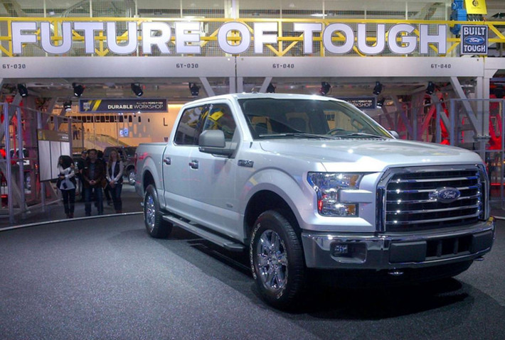 Chiếc xe bán tải Ford F-150 phiên bản 2015 thiết kế với thùng xe bằng nhôm siêu nhẹ cùng sợi carbon làm khung xe. Ford F-150 phù hợp với các chuyến đi ngắn ngày dành cho những người đam mê du lịch.