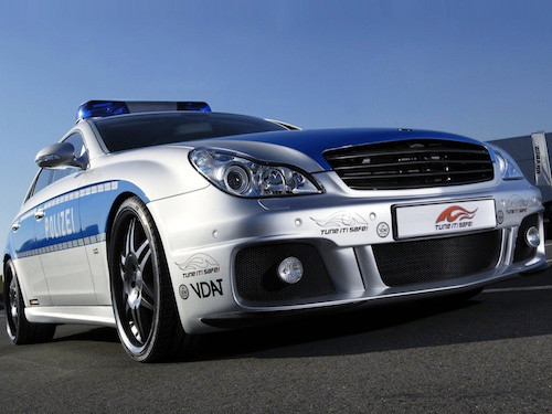 Tội phạm của Đức thường khiếp sợ khi nghe đến cái tên Brabus Rocket được cảnh sát nước này phục vụ để trấn áp tội phạm. Brabus Rocket có tốc độ chóng mặt 362 km/h và khả năng tăng tốc hàng đầu thế giới từ 0-100 km/h chỉ trong 3,2s.