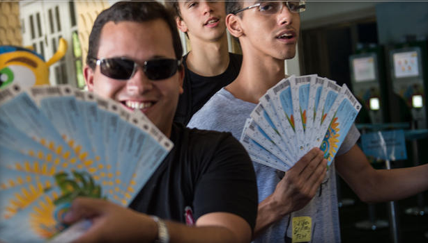 Trong đó, ngoài trận khai mạc ở Sao Paolo vào ngày 12/6 có giá 220 USD (vé hạng sang loại 1 có giá 495 USD). Vé rẻ nhất xem 47 trận đấu vòng bảng có giá 90 USD, còn vé loại 1 là 175 USD. Đối với trận chung kết trên sân Macarana vào ngày 13/7, giá vé từ 440 - 990 USD/vé.