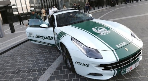 Cảnh sát Dubai nổi tiếng từ lâu với bộ sưu tập xế khủng. Một trong số đó có chiếc Ferrari FF có tốc độ tối đa 335 km/h và khả năng tăng tốc từ 0-100 km/h trong 3,7s.