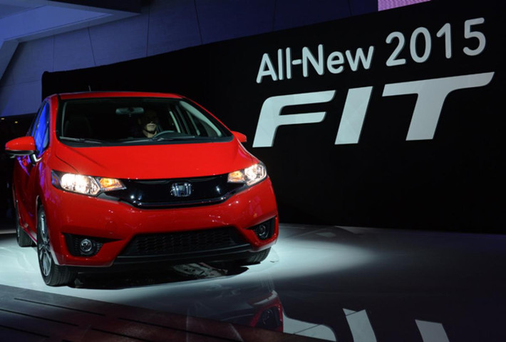 Hãng Honda không kém cạnh so với các đối thủ khi giới thiệu dòng xe gia đình FIT với thiết kế nhỏ gọn, nội thất sang trọng, động cơ mạnh mẽ cùng mức giá dự kiến sẽ phù hợp với người có thu nhập trung bình.