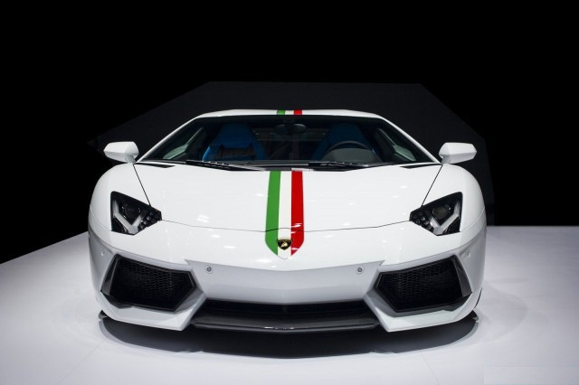 Lamborghini Aventador Nazionale trắng sơn màu cờ Ý trên mũi xe tạo nên điểm nhấn đặc biệt cho dòng siêu xe này. Dự kiến người anh em Lamborghini Huracan cũng sớm có mặt tại triển lãm Bắc Kinh trước khi được chính thức bán ra thị trường vào năm sau.