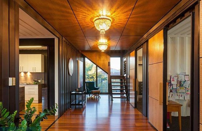 Thiết kế gần gũi với thiên nhiên với nhiều cây cối trang trí trong nhà cũng như ngoài sân.