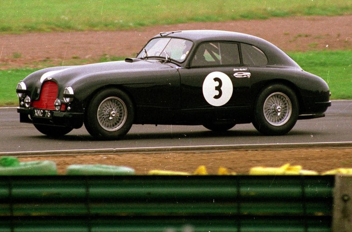 Chiếc Aston Martin DB2 là một trong những mẫu xe cổ nhất của Rowan. Bức ảnh được chụp từ năm 1994 khi một người dân bắt gặp Rowan đang vi vu ở ngoại ô London.