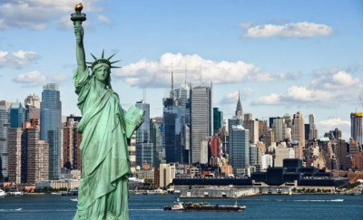 Thành phố New York được coi là trung tâm mua sắm của thế giới có mật độ dân cư cao nhất nước Mỹ. Mức thuê nhà trung bình thành phố này vào khoảng 6,5 nghìn USD/tháng cho 120 m2.