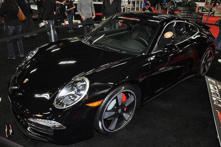 Chiếc Porsche 911 đen được sửa chữa về lỗi kĩ thuật sau đợt thu hồi đầu năm đã tái xuất tại triển lãm Edmonton Motor Show 2014 tổ chức tại Canada.