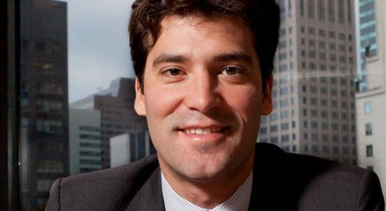 Tỷ phú trẻ tuổi Alejandro Santo Domingo Davila 36 tuổi người Colombia là giám đốc công ty bia Santo Domingo tại New York, Mỹ. Hiện ông đang nắm giữ 11,1 tỷ USD và xếp hạng thứ 102 thế giới.