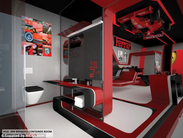 Một góc trong container của hãng Ferrari. Gam màu đỏ, trắng và đen truyền thống của hãng xuất hiện khắp phòng.