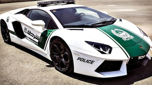 "Chú bò" Lamborghini Aventador LP 700-4 chỉ mới gia nhập đội cảnh sát Dubai từ năm 2013 nhưng đã nhanh chóng thể hiện khả năng vượt trội trong việc phòng chống tội phạm nhờ khả năng tăng tốc ấn tượng từ 0-100 km/h trong 2,9s trước khi đạt tốc độ tối đa 349 km/h.