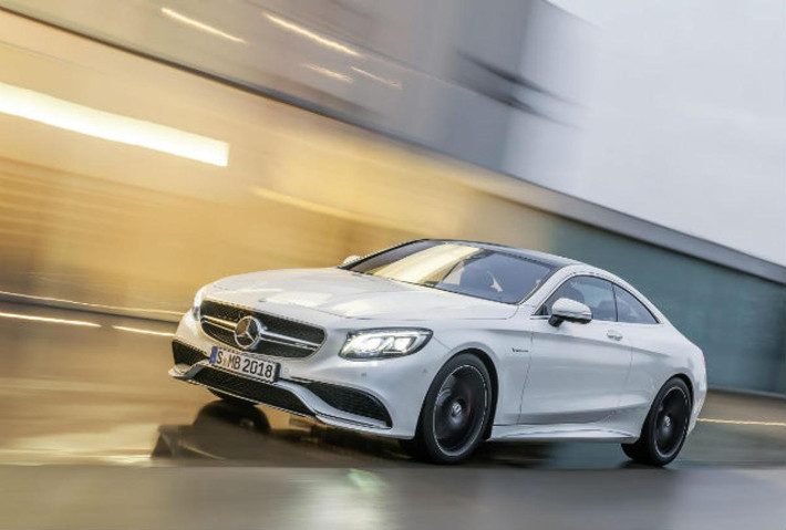 Mercedes-Benz S63 AMG Coupe sử dụng động cơ twin-turbo V8 5,5 lít công suất 577 mã lực. Tốc độ tối đa của S63 lên tới 300 km/h. Hiện giá niêm yết của hãng cho chiếc xe mới vào khoảng 150 nghìn USD.