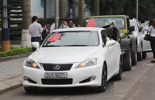Ngày 29/3, người dân Hà Nội sửng sốt với dàn xe khủng gồm có Audi, Jeep Rubicon, Lexus IS250C và đặc biệt là Rolls-Royce Phantom biển tứ quý 9 đi đón dâu. Đoàn xe với hàng chục loại xe khủng khác nhau kéo nhau đi trên đường thu hút sự quan tâm lớn của dư luận.
