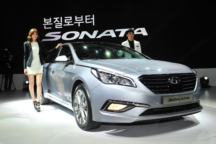 Hãng Hyundai giới thiệu mẫu Sonata trang bị động cơ 4 xilanh mang dáng vẻ lịch lãm quý phái phù hợp với người đi làm công sở.