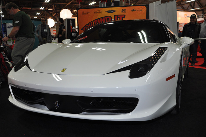 "Chú ngựa trắng" Ferrari 458 Italia đẹp quyến rũ là một trong số tâm điểm của buổi triển lãm.