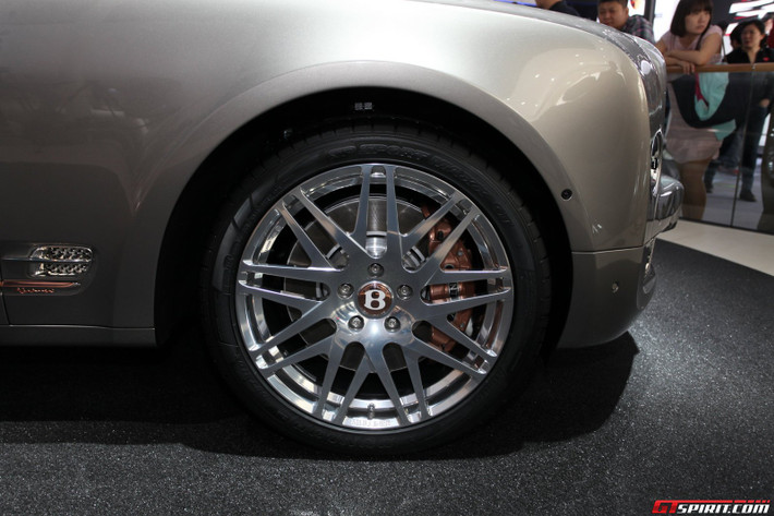 La zăng cá tính mang biểu tượng đặc trưng của Bentley.