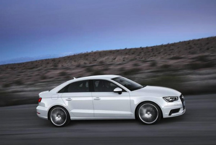 Hãng Audi giới thiệu mẫu A3 tại triển lãm New York tới đây với giá rẻ giật mình 30 nghìn USD. Hãng xe nổi tiếng đến từ Đức chuyên cung cấp các dòng xe hàng đầu thế giới ra mắt dòng A3 thể hiện mục tiêu xâm nhập vào thị trường tiềm năng sedan tầm trung.