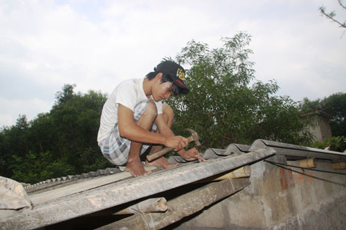 Người dân thôn Cang Gián (xã Trung Giang, huyện Gio Linh, Quảng Trị) chằng chống nhà cửa.