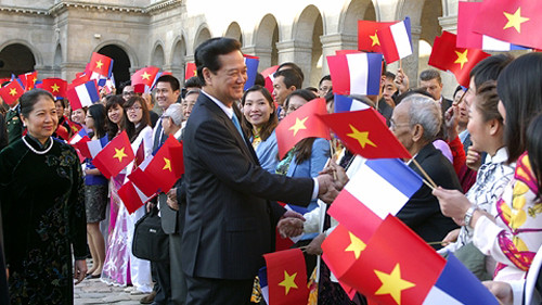 Trước khi tới Washington, từ ngày 24-26/9, Thủ tướng Nguyễn Tấn Dũng và Phu nhân cùng đoàn Đại biểu cấp cao Việt Nam đã thăm chính thức Cộng hoà Pháp theo lời mời của Thủ tướng Pháp Jean-Marc Ayrault. Trong ảnh, cộng đồng người Việt tại Pháp chào đón chuyến thăm của Thủ tướng. Ảnh: chinhphu.vn