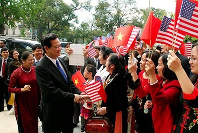 Cán bộ, nhân viên Đại sứ quán và cộng đồng người Việt tại Mỹ đón Thủ tướng Nguyễn Tấn Dũng và Phu nhân, cùng đoàn cấp cao Việt Nam. Ảnh: chinhphu.vn.