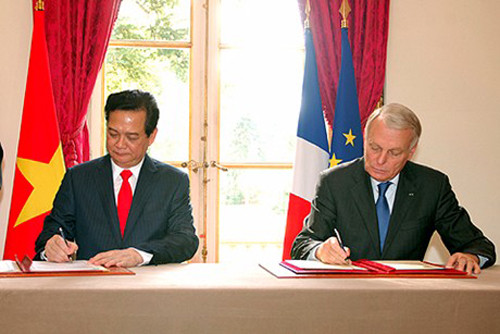 Trưa 25/9, Thủ tướng Nguyễn Tấn Dũng và Thủ tướng Jean-Marc Ayrault ký Tuyên bố chung về quan hệ Đối tác chiến lược giữa CHXNCH Việt Nam và Cộng hòa Pháp. Ảnh: chinhphu.vn