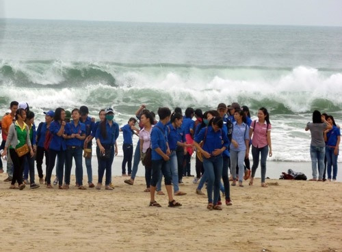 Những ngọn sóng dữ dội trên bãi biển Phạm Văn Đồng (Đà Nẵng) thu hút rất nhiều bạn trẻ đến xem