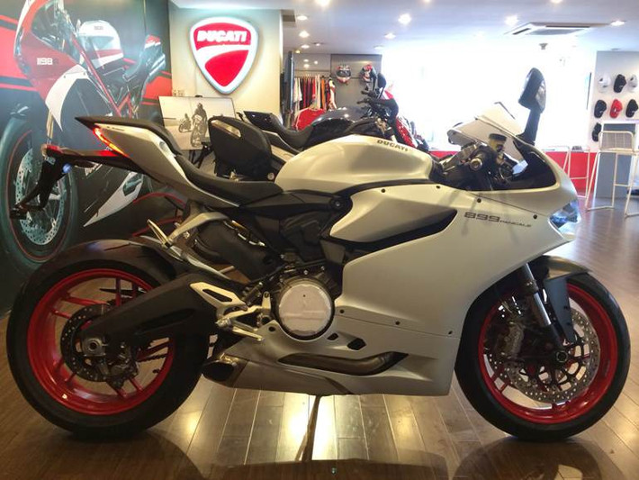 Ducati 899 Panigale 2014 vừa được Ducati Việt Nam nhập hàng chính hãng về một showroom TP.HCM có màu trắng. Có nguồn tin tiết lộ, mẫu xe này về Việt Nam theo đặt hàng của một đại gia ở Hà Nội.