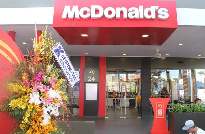 1. McDonald's lần đầu tiên có mặt ở Việt Nam McDonald's, hệ thống nhà hàng phục vụ ăn nhanh hàng đầu thế giới với 35.000 cửa hàng, phục vụ gần 70 triệu khách tại hơn 100 quốc gia mỗi ngày, lần đầu tiên có mặt tại TP HCM. Nhà hàng có tổng diện tích hơn 1300m2, có sức chứa hơn 350 chỗ ngồi, nằm độc lập trên một khuôn viên rộng gần 3000 mét vuông.