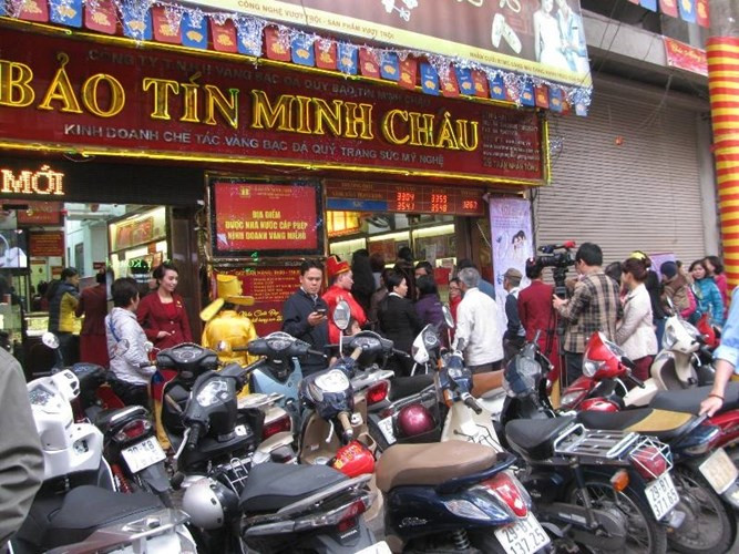 3. Đổ xô mua vàng ngày Vía Thần Tài. Với quan niệm mua vàng ngày Vía Thần Tài (10/1 âm lịch) sẽ đem lại sự may mắn, làm ăn thuận lợi, tiền bạc rủng rỉnh cho cả năm, ngay từ sáng ngày 9/2, tại các cửa hàng vàng trên phố Trần Nhân Tông (Hà Nội), người dân đã xếp hàng dài để chờ mua vàng cầu may.