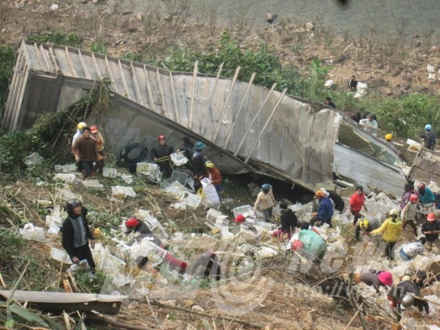10. Hôi của phản cảm ở Quảng Bình Sáng 7/2, theo phản ánh của ông Bùi Văn Duyên - Giám đốc Công ty Cổ phần Bích Thị có địa chỉ tại số 178, đường Nguyễn Văn Linh, phường Lam Sơn, tỉnh Hưng Yên, sau khi xe đầu kéo container mang BKS 89C -01653 của công ty chở khoảng 18 tấn nhãn tươi đóng thùng được nhập từ Thái Lan, trị giá khoảng 1,3 tỷ đồng bị rơi xuống vực sâu ở địa phận xã Dân Hóa, huyện Minh Hóa, Quảng Bình, thì thùng hàng container đã bị người dân bủa vây. Không chỉ "hôi của" bằng đường bộ, người dân còn huy động cả thuyền để cướp tài sản của xe ô tô bị nạn. Ảnh: VTC