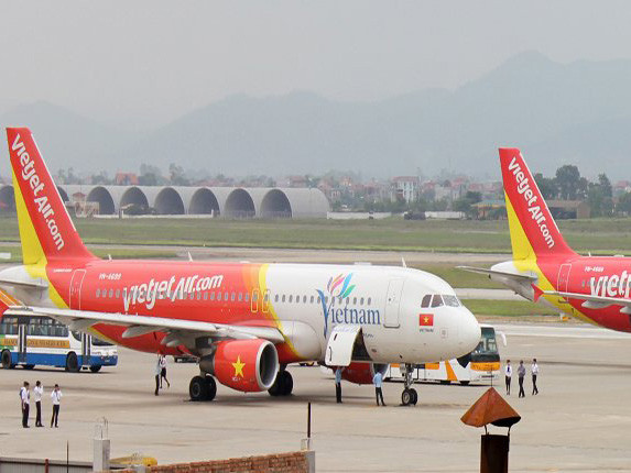 3. Máy bay VietJet chở khách đi Đà Lạt đến... Nha Trang. Chiều tối 19/6, một sự việc hi hữu đã xảy ra trong hoạt động hàng không nội địa khi gần 200 hành khách đi Đà Lạt lại được hãng hàng không giá rẻ VietJet Air chở đến... Nha Trang. Trong khi đó, gần 200 khách đi Nha Trang vẫn yên vị tại Nội Bài.Trao đổi với Kiến Thức, đại diện Vietjet Air cho biết, chuyến bay mang số hiệu VJ 8861 khởi hành vào lúc 17h10 từ Hà Nội đi Đà Lạt đã phải thay đổi hành trình bay vì lý do phi công đánh giá tình hình sức gió tại Đà Lạt không thuận lợi hạ cánh và xin phép hạ cánh xuống sân bay Cam Ranh, để chờ tín hiệu thời tiết tốt mới thực hiện hành trình đến sân bay Liên Khương – Đà Lạt.
