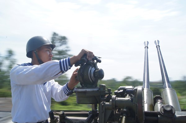 Một khẩu đội pháo phòng không thuộc Lữ đoàn 147 trong giờ huấn luyện.