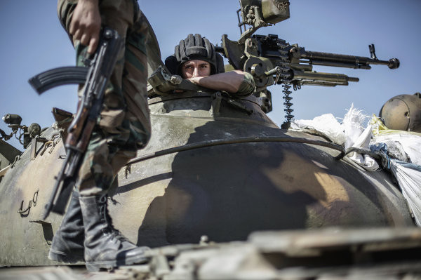 Một binh sĩ Syria ngồi trong xe tăng.