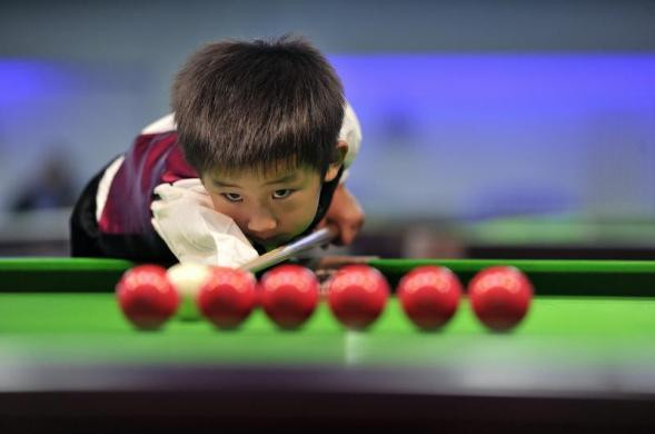 Wuka luyện tập trước khi thi đấu với Stephen Hendry.