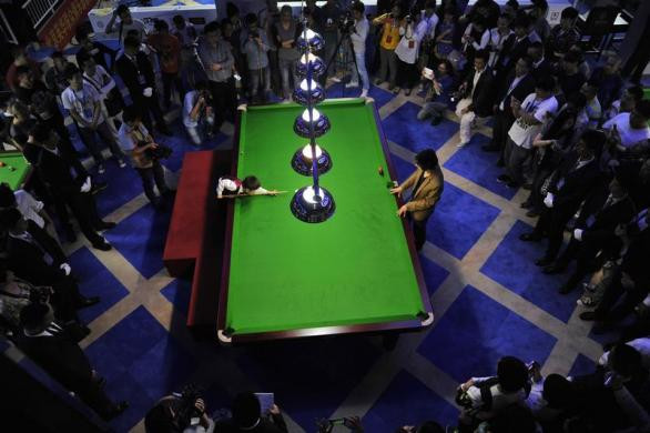 Trận đấu giữa Stephen Hendry và Wuka thu hút rất nhiều người xem.