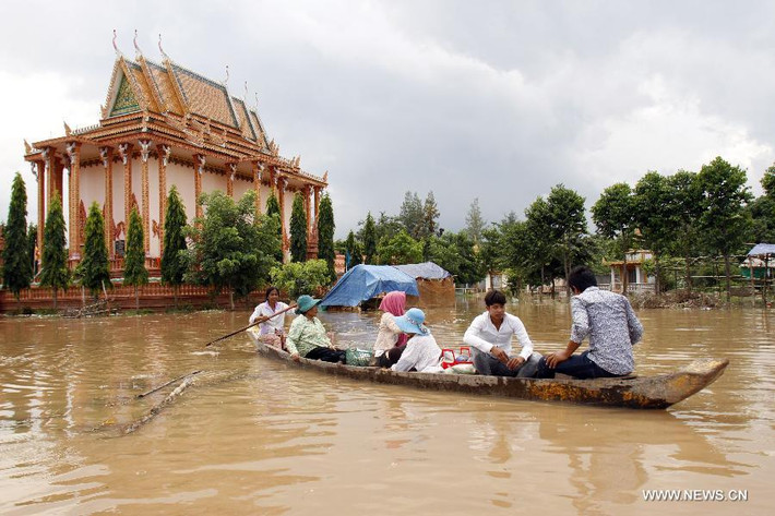 Nước lũ bao quanh một ngôi chùa ở tỉnh Kandal. Mọi mọi hoạt động đi lại của người dân phải dùng thuyền.