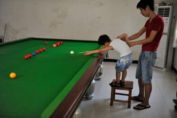 Wuka được bố dạy tập bi-a hơn 2 năm nay. Mỗi ngày cậu bé tập luyện 5 tiếng bên bàn bi-a.