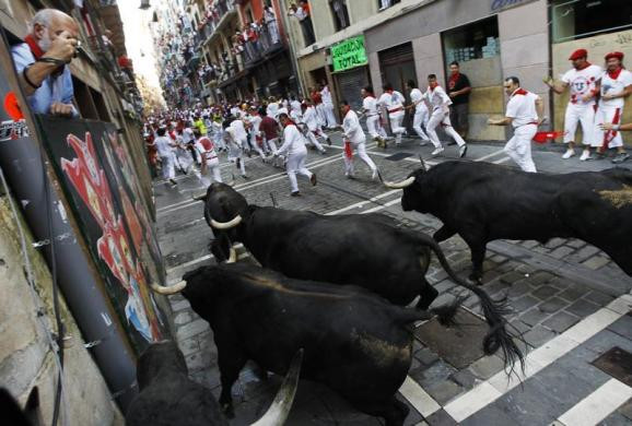 Lễ hội bò tót San Fermin ở Pamplona.